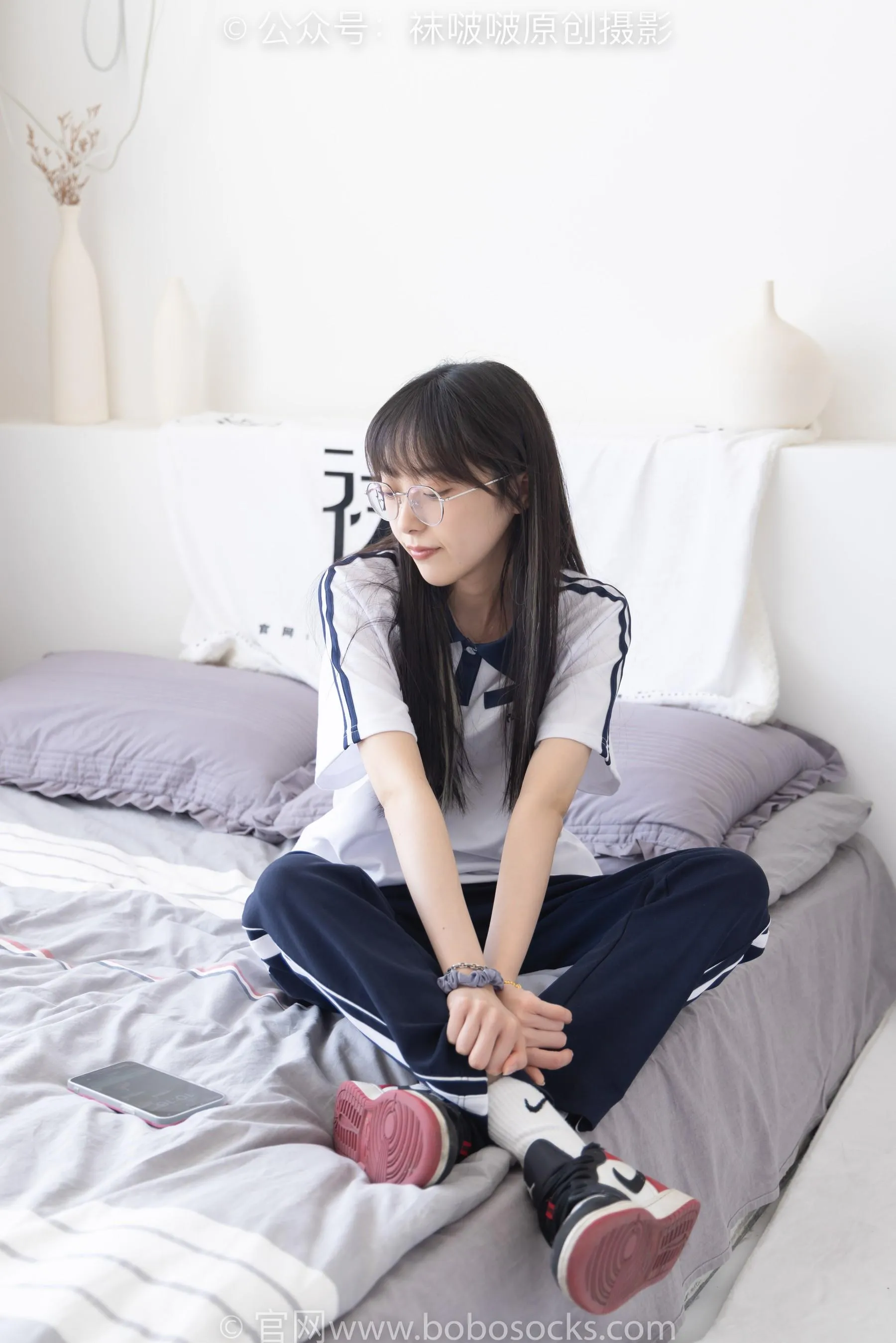 [BoBoSocks袜啵啵]NO.207 稚予-aj板鞋、白棉袜、油亮白丝、校服裤里丝 [87P]插图2